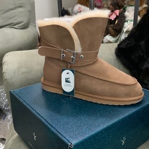 BNWT EMU shearling boots